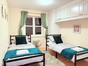 2 bedrooms, iron/ironing board, Internet, bed sheets