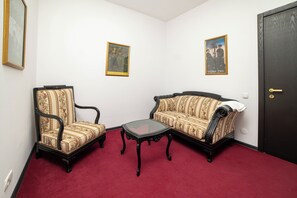 Chambre Double, balcon, vue ville | Coin séjour