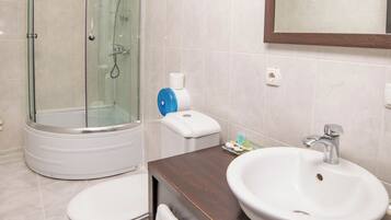 Zweibettzimmer, Balkon, Stadtblick | Badezimmer | Dusche, Handtücher, Seife, Shampoo