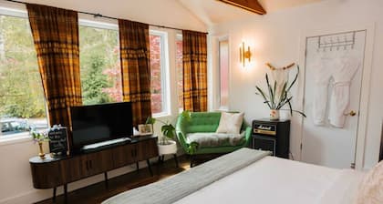 Snowy Owl Suite - Sleeps 2 - Downtown Tofino
