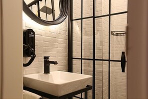 Deluxe Twin Room, Balcony, Sea View | Bathroom - KamilBey Suite Hotel (Istanbul)