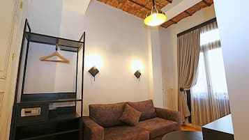 Habitación Deluxe con 2 camas individuales, balcón, vistas al mar | Caja fuerte, tabla de planchar con plancha, wifi gratis