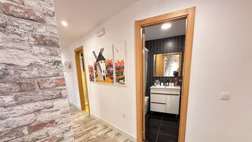 Comfort appartement, uitzicht op de stad | Badkamer met wastafel
