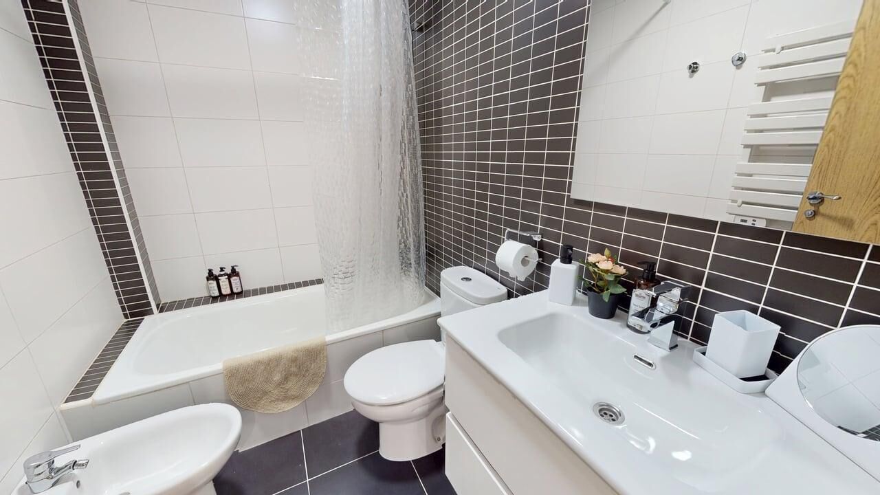 Un baño moderno con bañera, inodoro y lavabo.