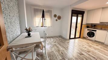 Apartamento Confort, vistas a la ciudad | Cocina privada | Frigorífico grande, microondas, horno y placa de cocina