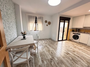 Departamento Confort, vista a la ciudad | Cocina privada | Refrigerador con congelador, microondas, horno y parrilla de estufa 