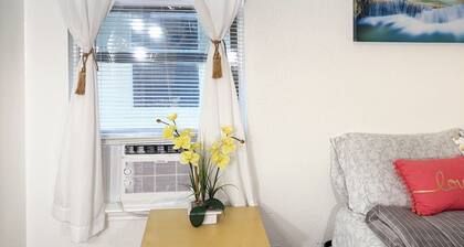 Private Comfort Bedroom with WiFi, AC in welcoming San Antonio