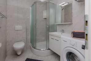 Basic Apartment, Garden View | Bathroom | Shower, hair dryer, towels