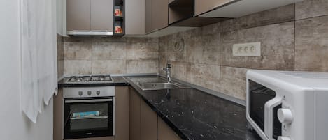 Appartement de base, vue sur le jardin | Cuisine privée | Réfrigérateur grande capacité avec congélateur, four à micro-ondes