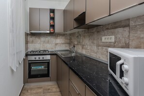 Basic Apartment, Garden View | Private kitchen | Full-sized fridge, microwave, oven, stovetop - Apartment Mutak (Vir)