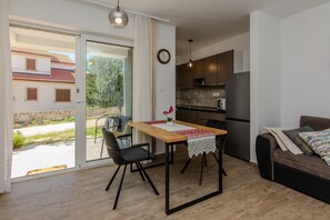 Basic Apartment, Garden View | Pemandangan taman