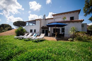 A two-story house with a patio, outdoor seating, and a garden. - La Sciumara With Beach Access (Arzachena)
