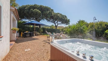 Family Apartment, Multiple Bedrooms (La Sciumara with beach access) | Outdoor spa tub
