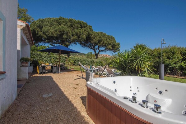 Outdoor spa tub - La Sciumara With Beach Access (Arzachena)
