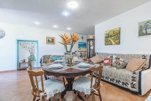 Familieleilighet, flere soverom (La Sciumara with beach access) | Spiseområde