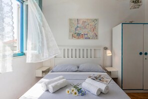 Casa família, vários quartos (Charming Apartment Marina) | 1 quarto, ferros/tábuas de passar roupa, Wi-Fi de cortesia