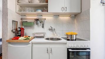 Family House, 1 Bedroom, Balcony (Marina Apt Near Makarska /w Balcony) | Private kitchen