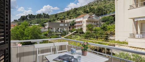 Familienhaus, Mehrere Schlafzimmer (Charming Apartment Marina) | Speisen im Freien