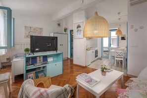 Casa família, 1 quarto (Charming Apartment Marina) | Sala de estar | TV de tela plana 21 polegadas com canais via satélite, DVD player
