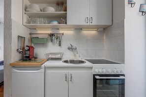 Family House, Multiple Bedrooms (Charming Apartment Marina) | Private kitchen - Charming Apartment Marina (Podgora)