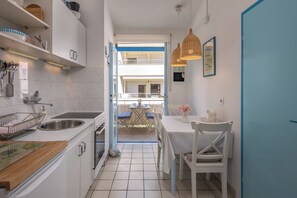 Family House, Multiple Bedrooms (Charming Apartment Marina) | Private kitchen | Fridge, oven, stovetop, coffee/tea maker