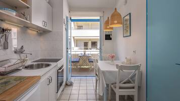 Casa familiar, varias habitaciones (Charming Apartment Marina) | Cocina privada | Frigorífico, horno, placa de cocina y cafetera o tetera