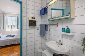 Casa familiare, camere multiple (Charming Apartment Marina) | Bagno | Doccia, asciugacapelli, asciugamani, sapone