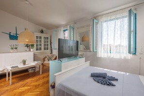 Casa família, 1 quarto (Charming Apartment Marina) | 1 quarto, ferros/tábuas de passar roupa, Wi-Fi de cortesia