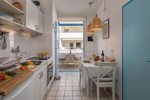 Casa família, vários quartos (Charming Apartment Marina) | Cozinha privada | Geladeira, fogão, cooktop, cafeteira/chaleira