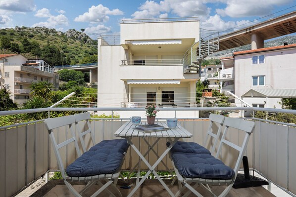 Family House, Multiple Bedrooms (Charming Apartment Marina) | Outdoor dining - Charming Apartment Marina (Podgora)