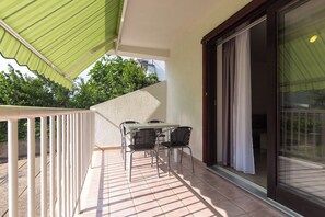 Outdoor dining - apartment  Polugic  with AC and WIFI (Punat)