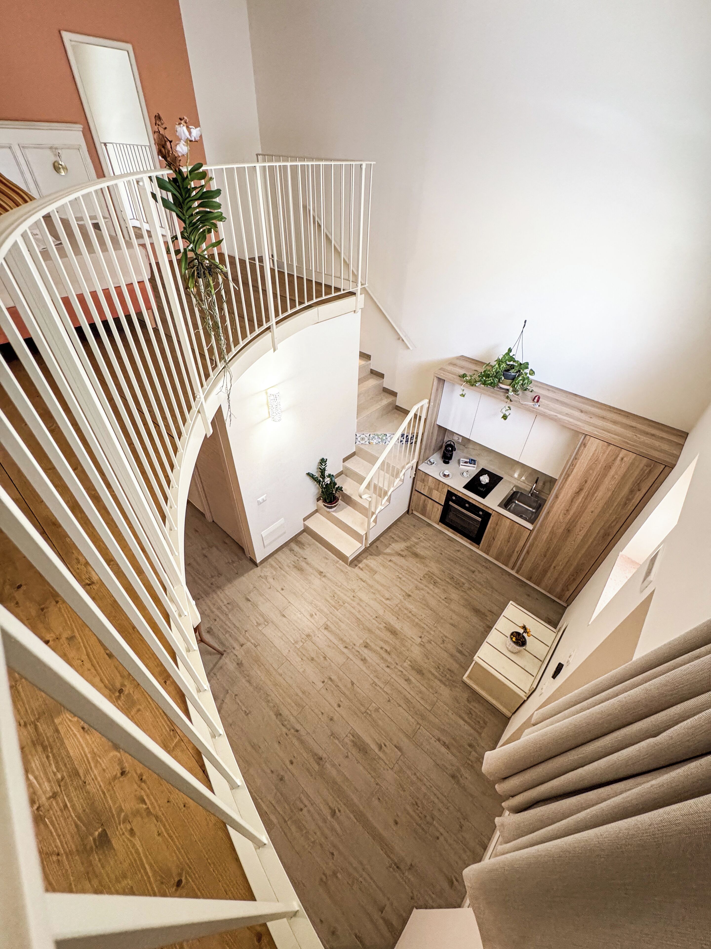 Køleskab/fryser i fuld størrelse, ovn, kogeplade, espressomaskine