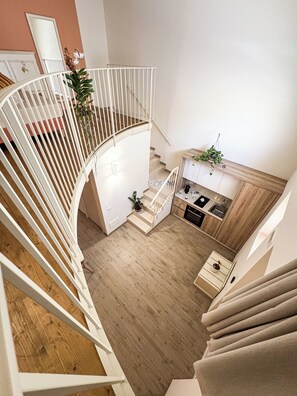 Een koelkast met diepvriezer, een oven, een kookplaat