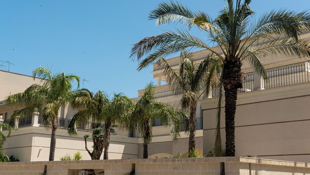 A multi-story building with balconies and palm trees. - BONA NOVA – Puglia Living (Massafra)