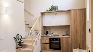 Frigorifero con congelatore, forno, piano cottura
