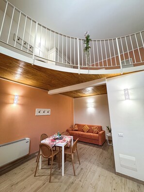 Een 32-inch flatscreentelevisie met satellietzenders