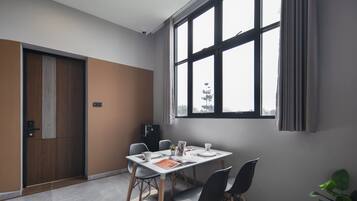 Kamar Deluks | Ruang makan