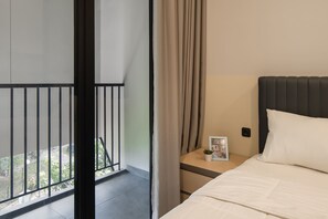 Deluxe Room | Free WiFi, bed sheets - Cove Equatoria (Curug)