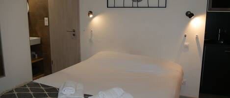 WiFi, bed sheets