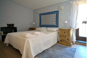 3 bedrooms, desk, iron/ironing board, free WiFi