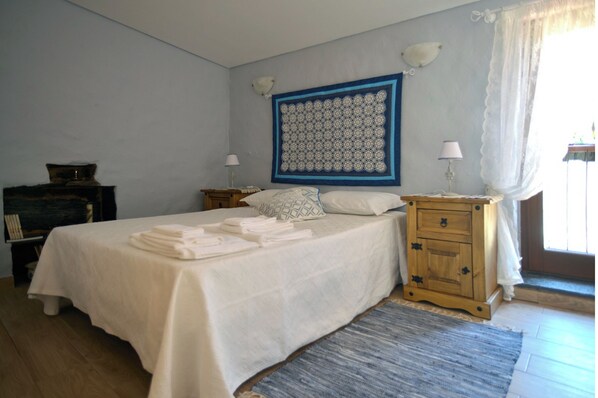 3 chambres, bureau, fer et planche à repasser, accès au Wi-Fi (inclus)