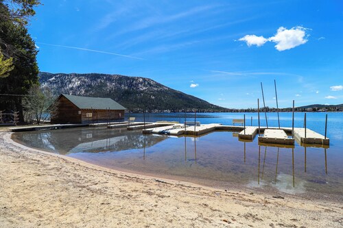 Lemmon Lodge #30 – Lake Access with private sandy beach
