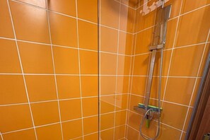 Apartment | Bathroom | Shower, hair dryer, towels - 1 Bed-sleeps 2-gardens-pool-10 Min To Beach (Denia)