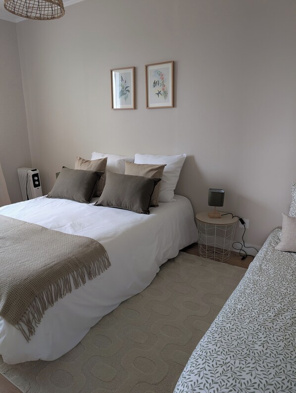 1 slaapkamer, een strijkplank/strijkijzer, gratis wifi, beddengoed