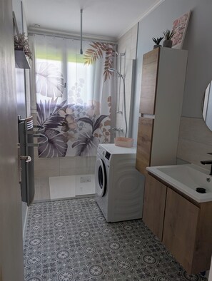 Een douche, een haardroger, handdoeken, zeep