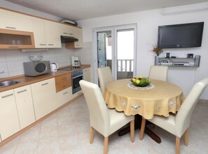 Departamento (One-Bedroom Apartment With Terrace An) | Comedor
