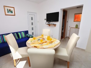 Apartment (One-Bedroom Apartment With Terrace (A) | Dining room