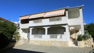 Apartment (One-Bedroom Apartment With Terrace An) | Property entrance