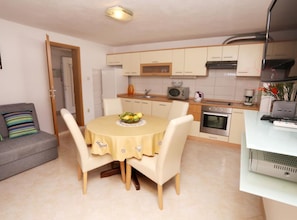 Apartment (One-Bedroom Apartment With Terrace An) | Dining room