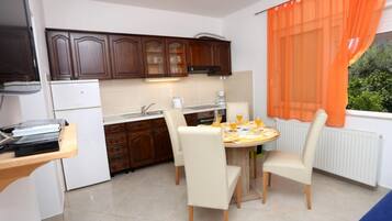 Apartamento (One-Bedroom Apartment With Terrace (A) | Sala de jantar